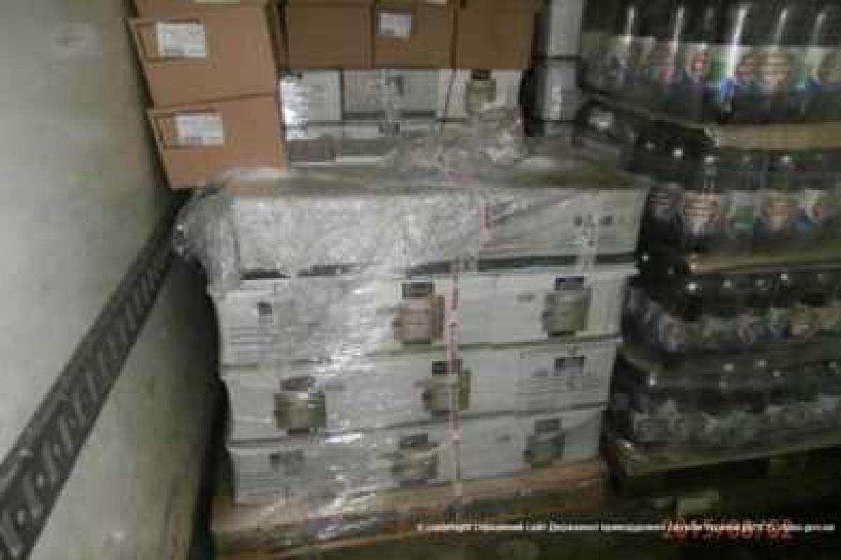 На Донетчине задержанный водитель грузовика, забитого мясом и пивом, пытался откупиться от пограничников 