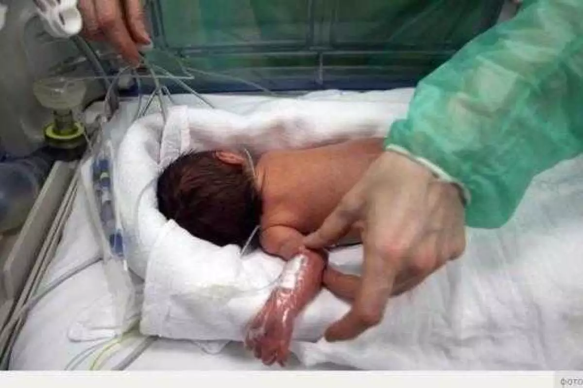 Шок: жительница Китая чуть не откусила руку своему новорожденному ребенку Шок: жительница Китая чуть не откусила руку своему новорожденному ребенку