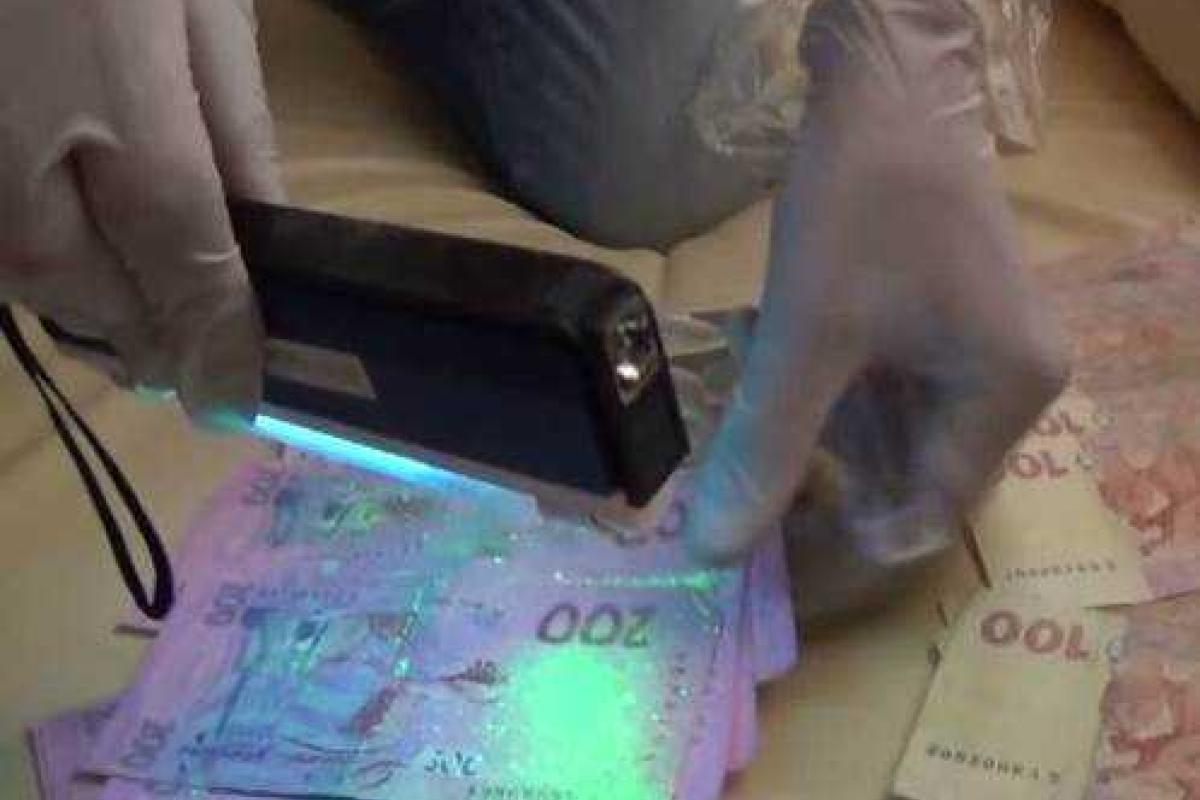 Сотрудники СБУ "на горячем" задержали чиновника-взяточника Сотрудники СБУ "на горячем" задержали чиновника-взяточника