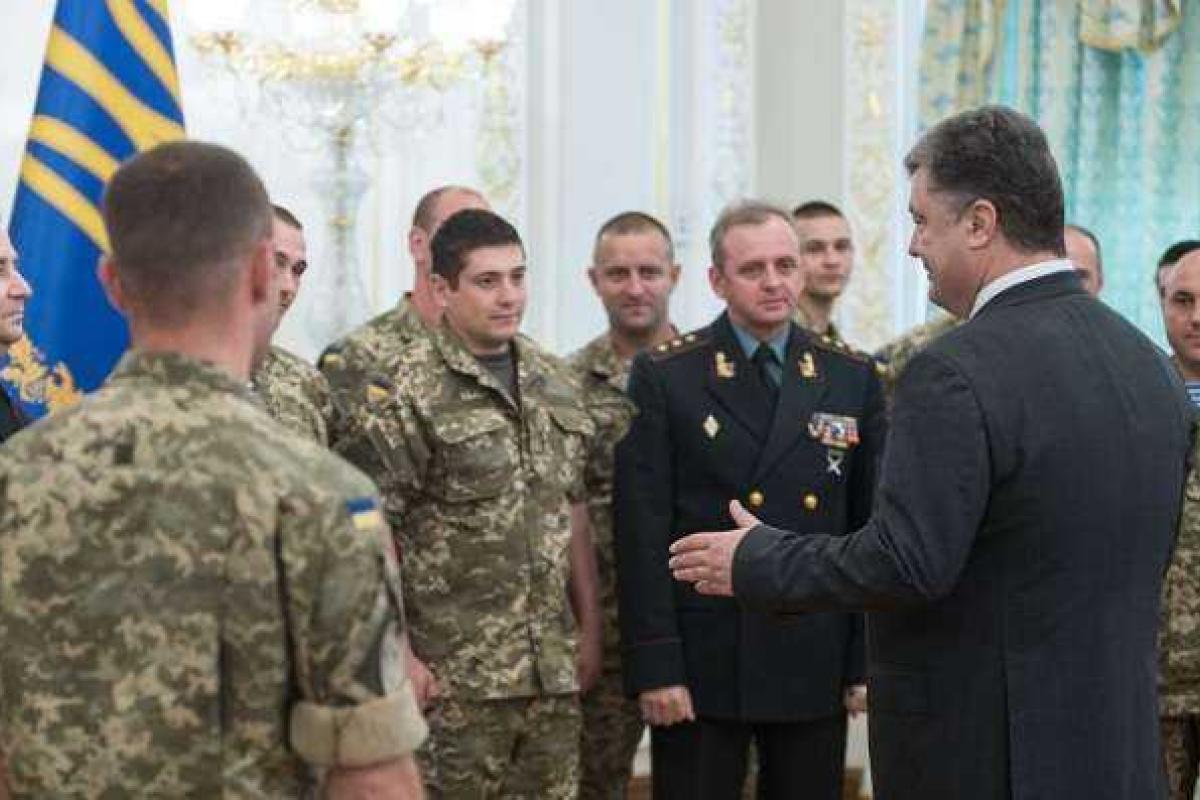 Порошенко провел встречу с воинами-освободителями Славянска и Краматорска и вручил награды героям Порошенко провел встречу с воинами-освободителями Славянска и Краматорска и вручил награды героям