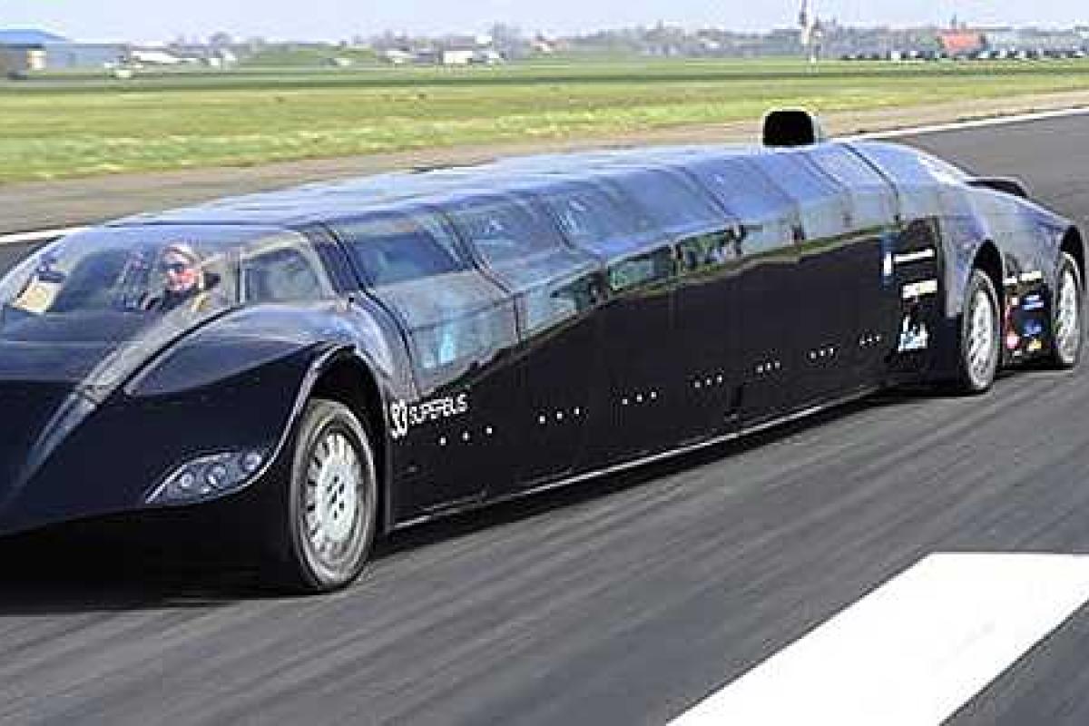 Шейхи и состоятельные туристы в ОАЭ ездят на самых дорогостоящих и креативных "маршрутках" в мире Шейхи и состоятельные туристы в ОАЭ ездят на самых дорогостоящих и креативных "маршрутках" в мире