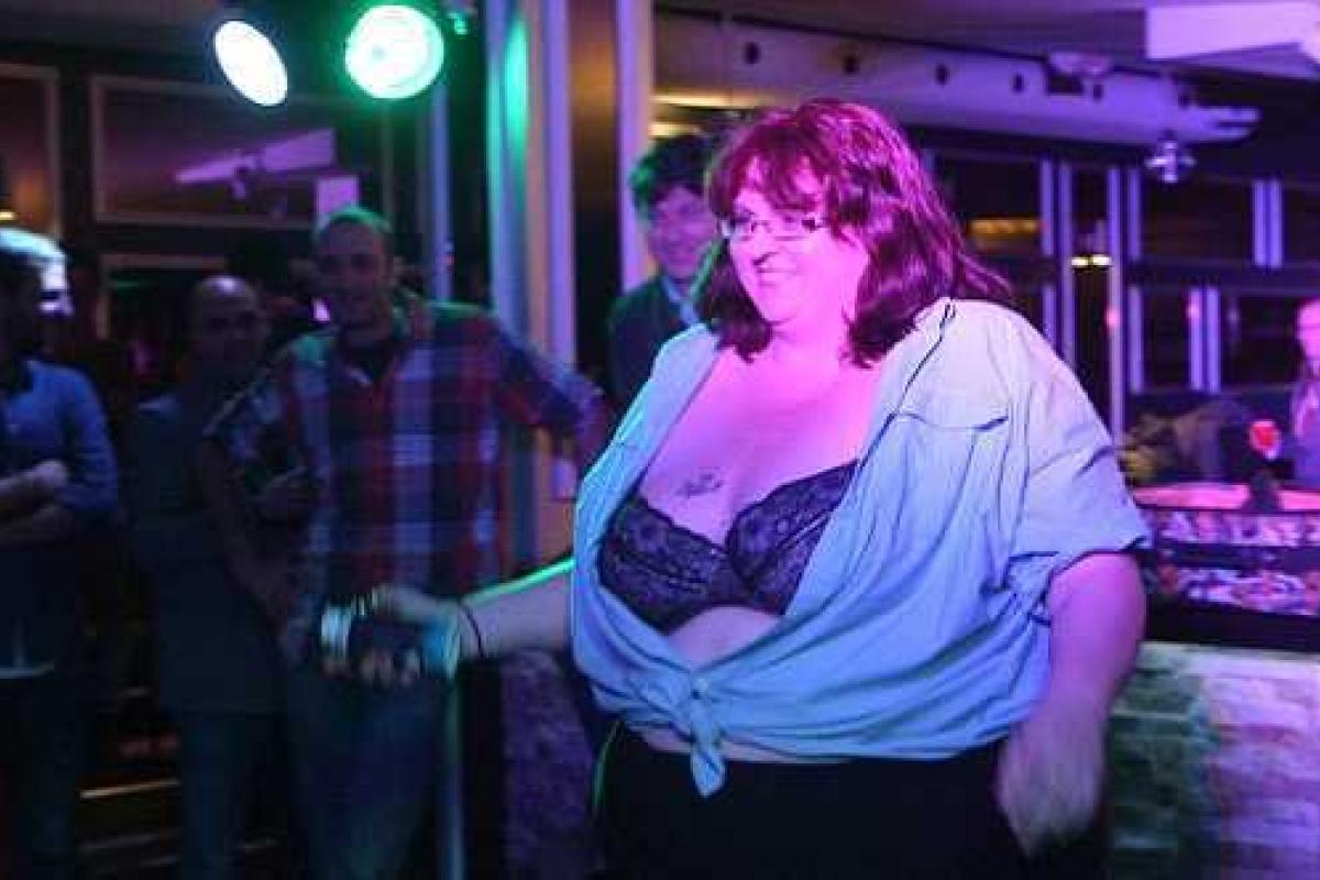 Уникальной стриптизерше не мешает лишний вес: публика в восторге от ее пышного тела Уникальной стриптизерше не мешает лишний вес: публика в восторге от ее пышного тела