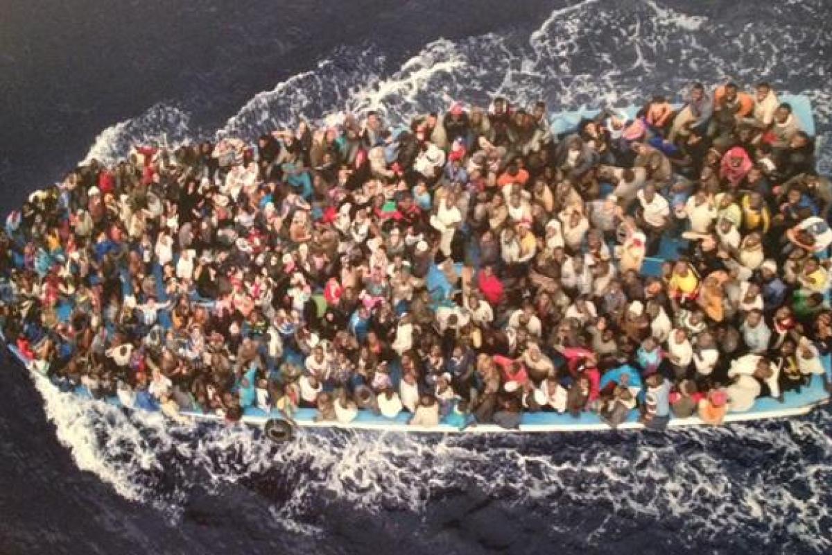 У берегов Италии спасли 809 нелегальных иммигрантов