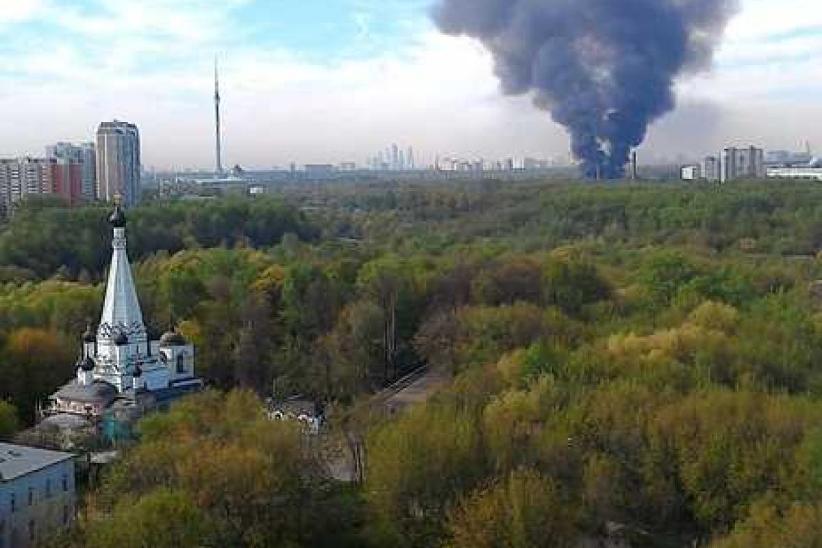 В Москве вновь тушили масштабный пожар на ВДНХ В Москве вновь тушили масштабный пожар на ВДНХ