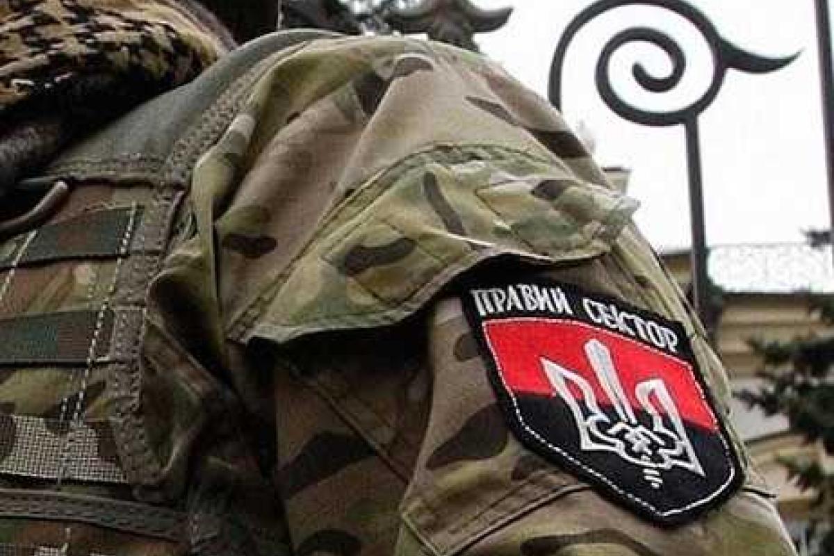 В Днепропетровске под зданием областной милиции "Правый сектор" проводит акцию протеста 