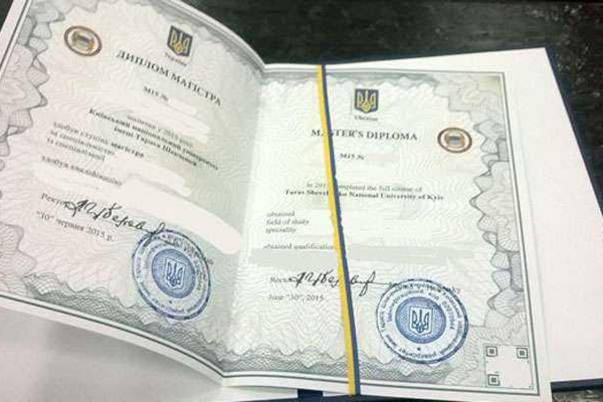 Один из самых престижных вузов Украины выдал своим выпускникам "странные" дипломы