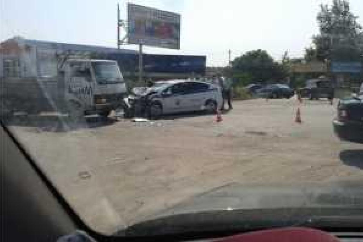 ДТП в Севастополе: "Хонда" собрала в кучу автомобиль ГИБДД и грузовик