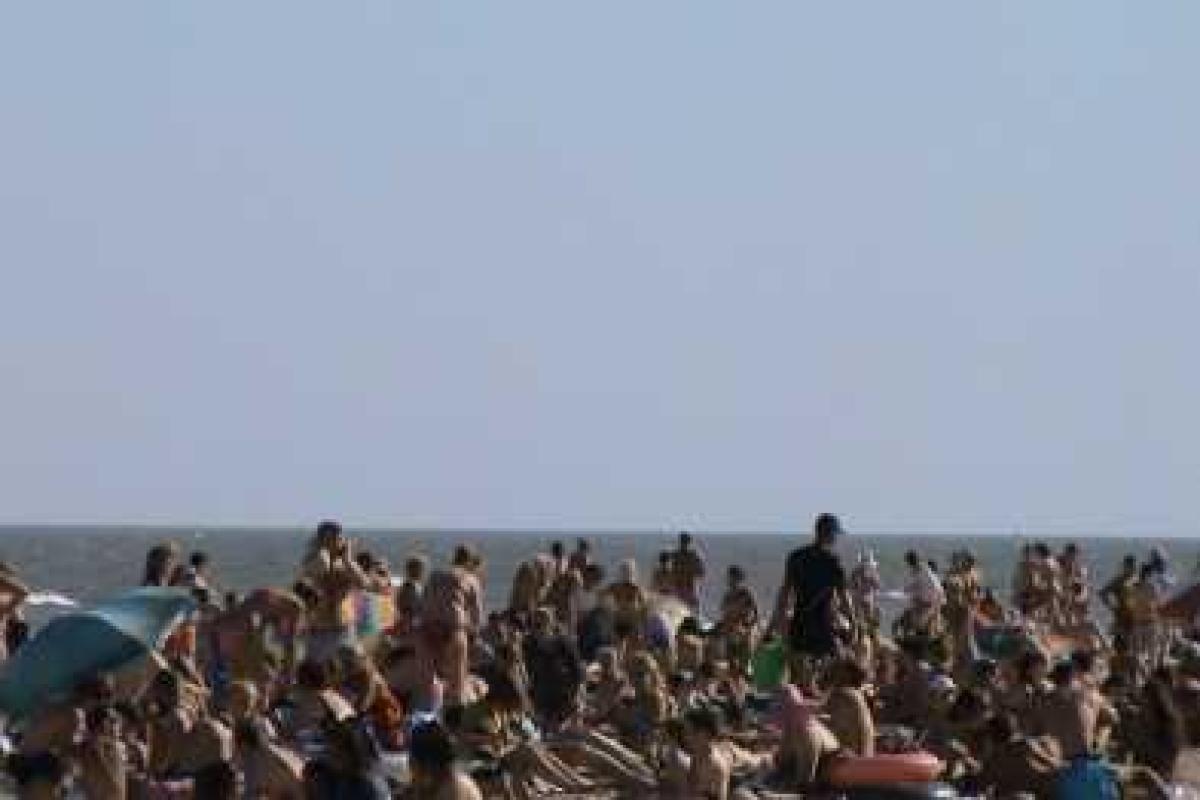 На мариупольских пляжах - массовый наплыв отдыхающих