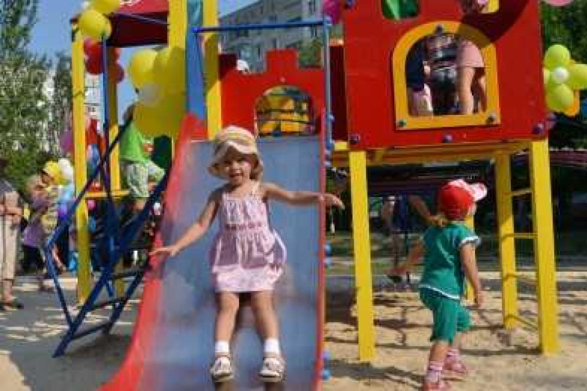 Маленьким жителям Мариуполя подарили новый детский городок 