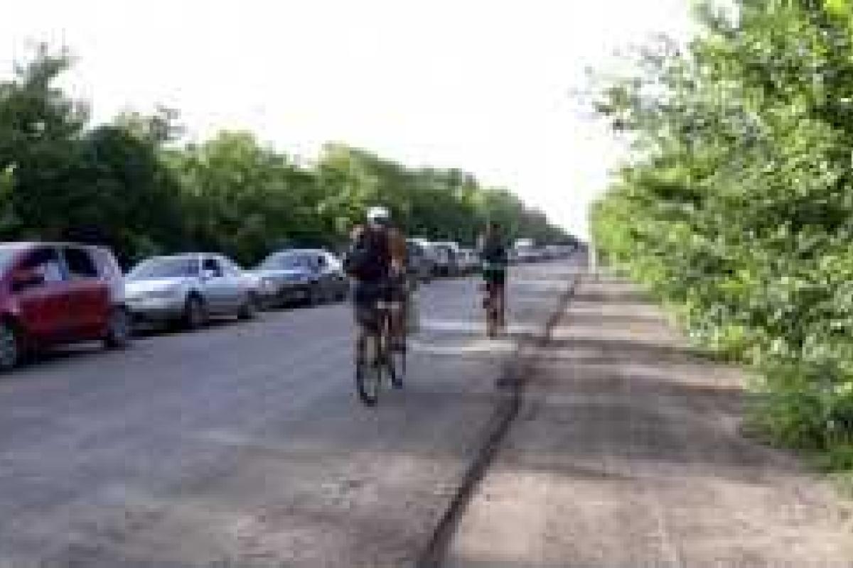 На КПП людям приходится простаивать иногда целый день, очередь движется очень медленно