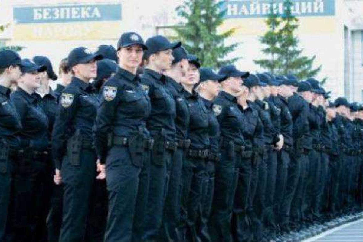 В Киеве на патрульных полицейских напал дебошир с ножом