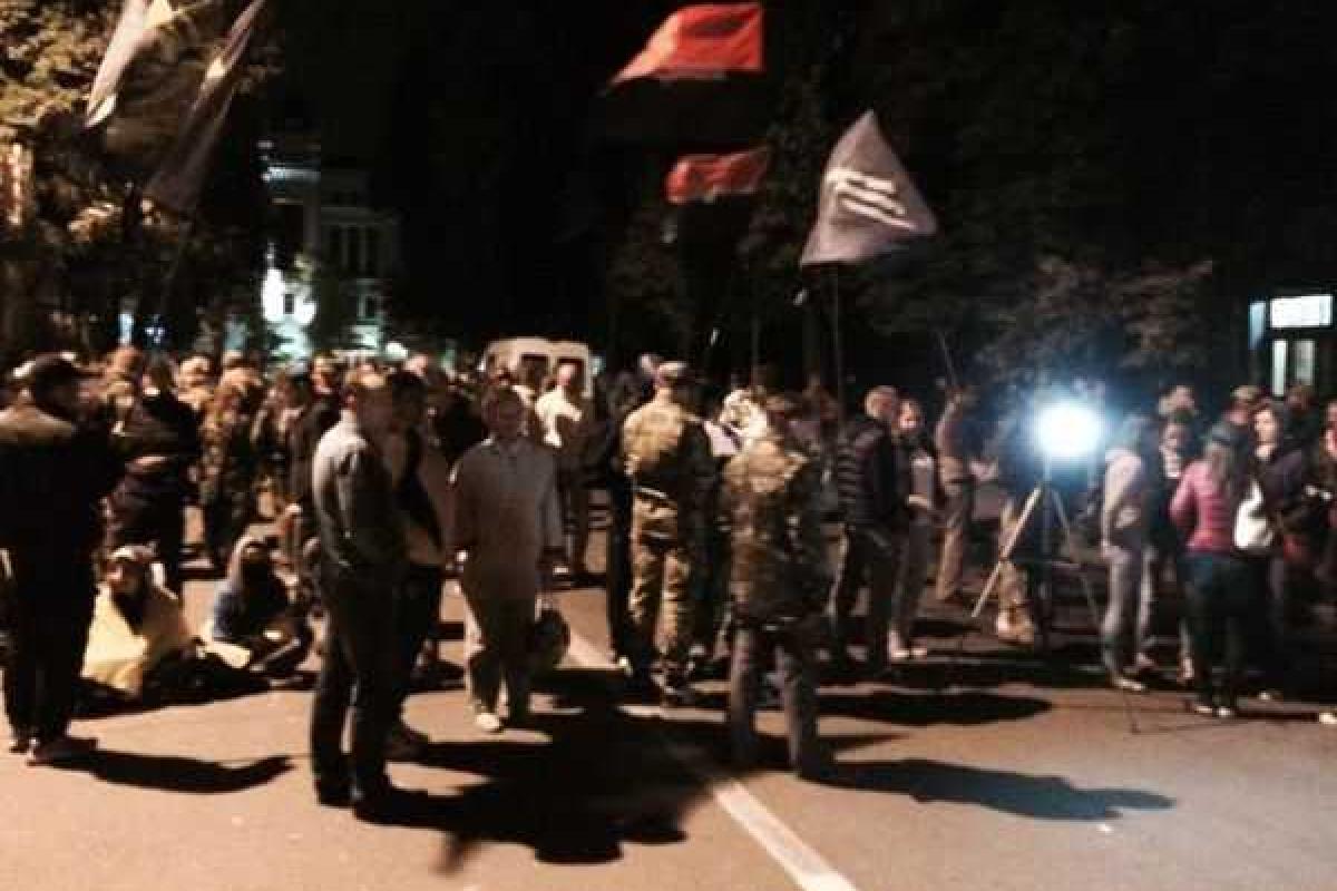 Протест под АП: "Правый сектор" требует "революции" и отставки Авакова Протест под АП: "Правый сектор" требует "революции" и отставки Авакова