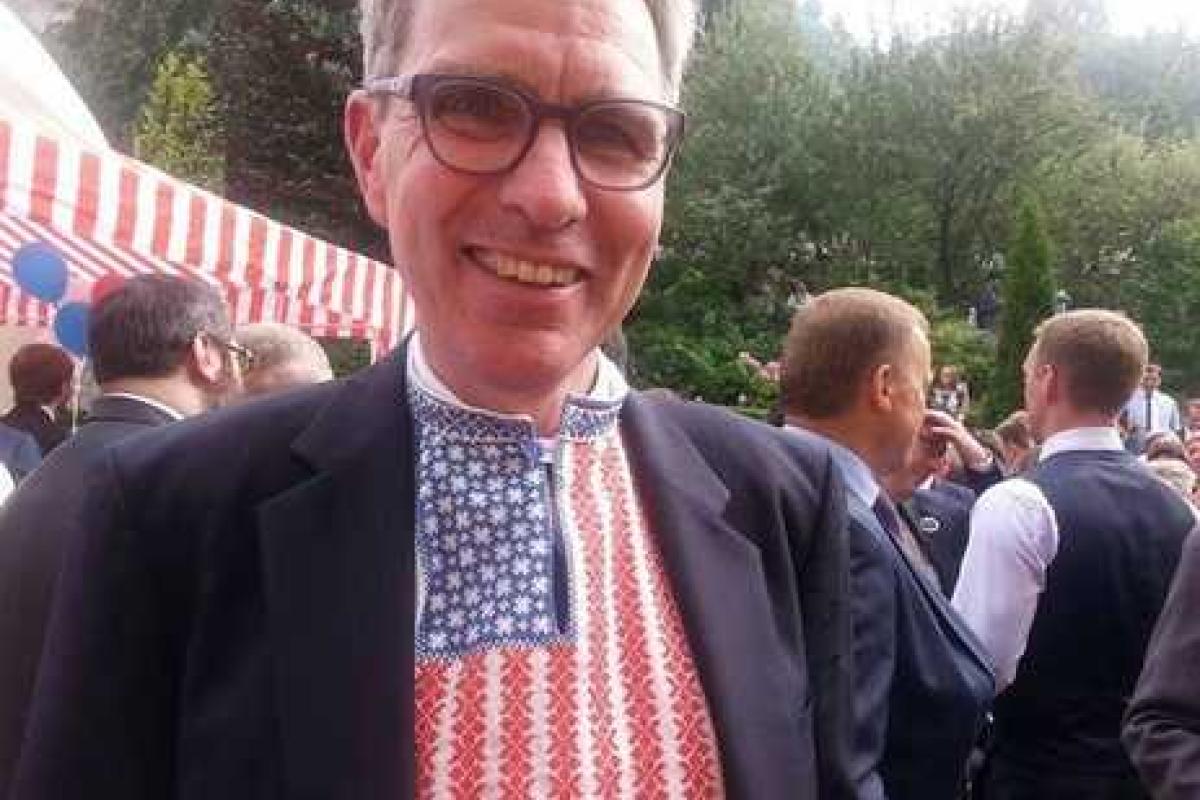 Джеффри Пайетт одел патриотическую вышиванку