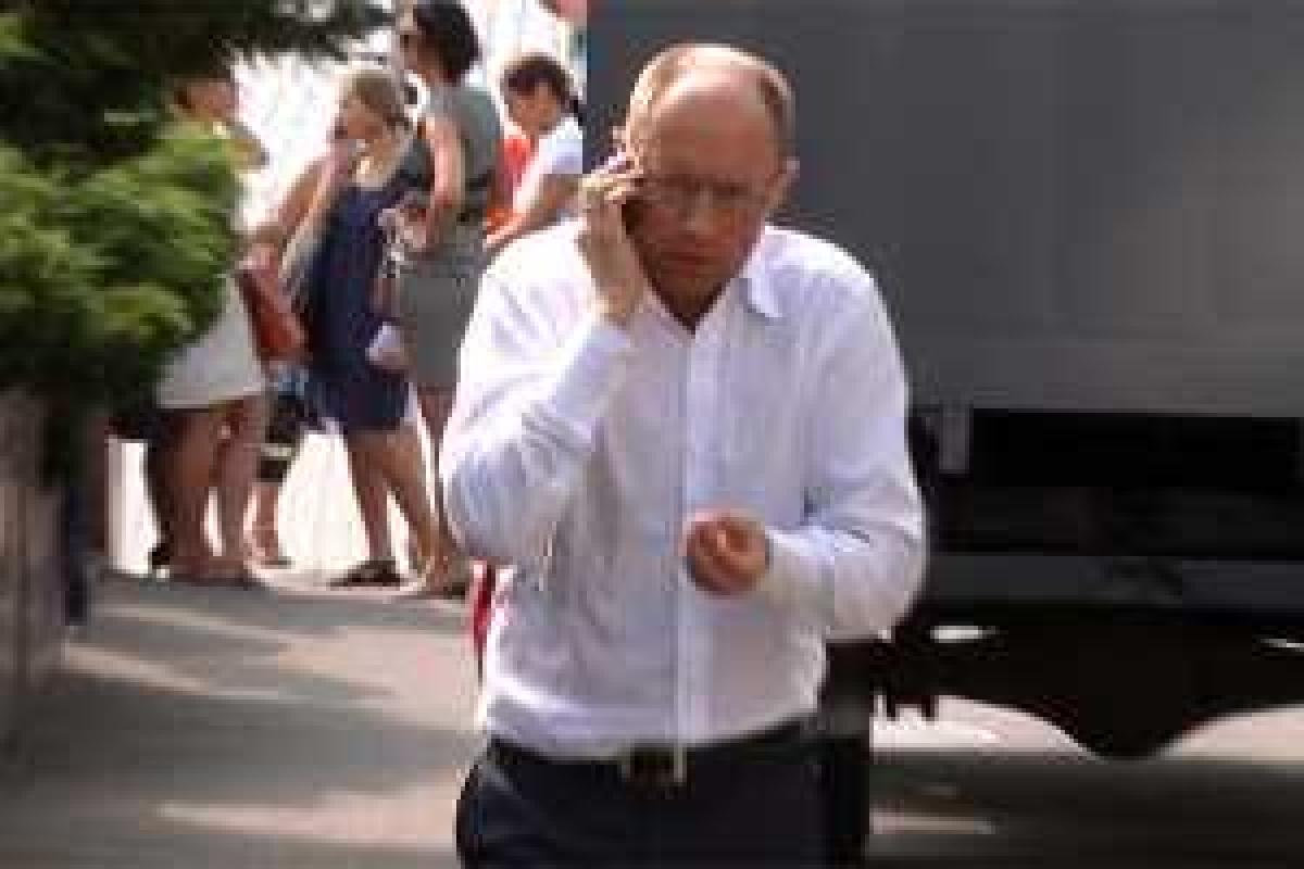 Яценюк "нервно курит" после встречи с Обамой - CCTV Roee Kiviti Яценюк "нервно курит" после встречи с Обамой - CCTV Roee Kiviti