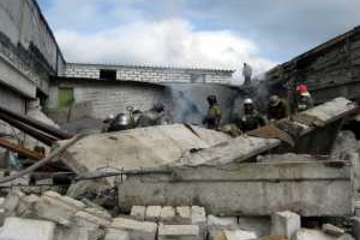 В российском Омске рухнувшие стены казармы "похоронили" под собой десятки человек