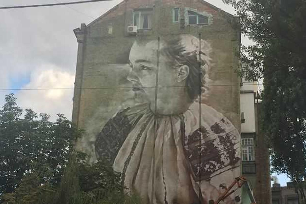Австралийский художник подарил Киеву огромное граффити с Лесей Украинкой