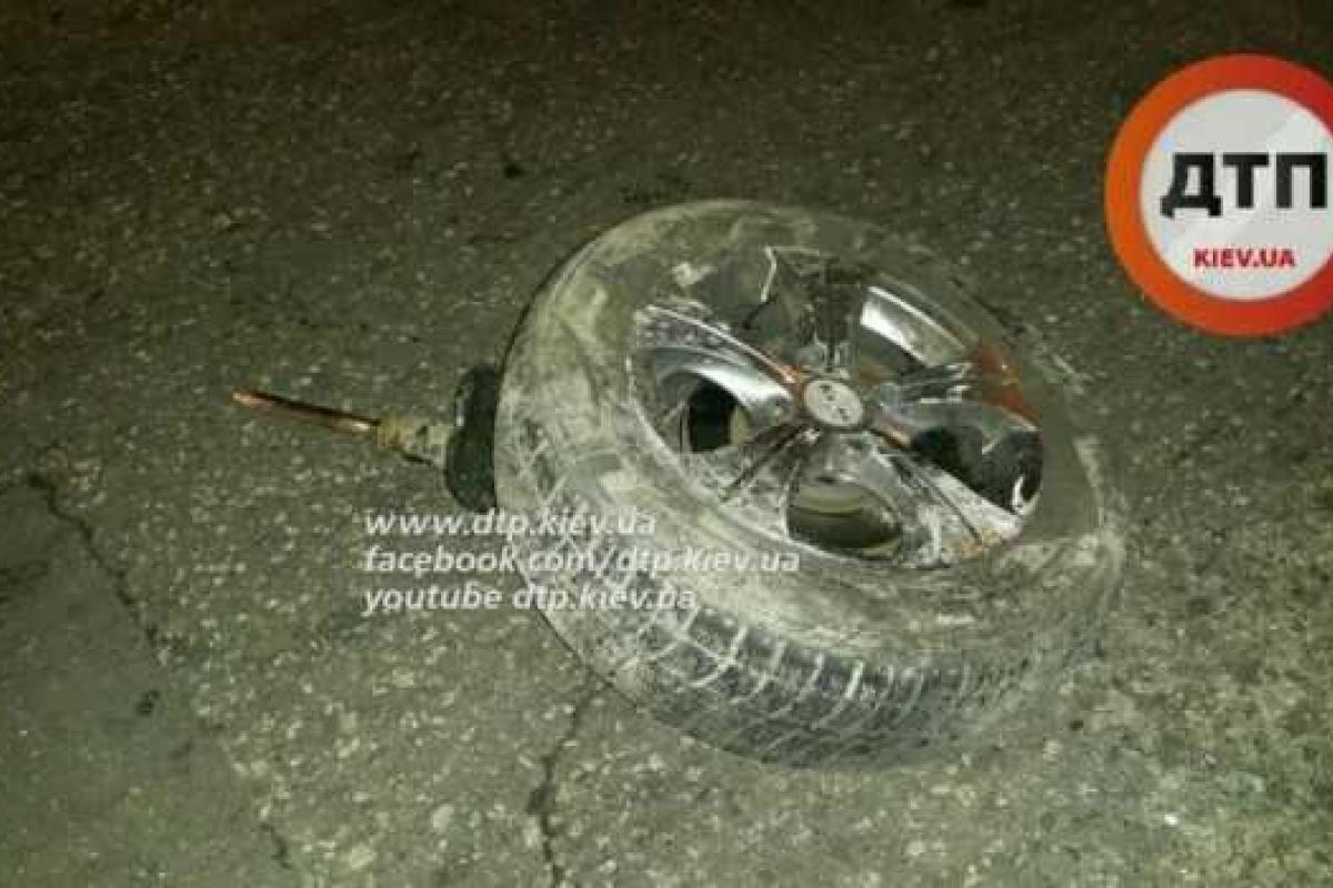 В Киеве ночью пьяный водитель устроил масштабное ДТП В Киеве ночью пьяный водитель устроил масштабное ДТП