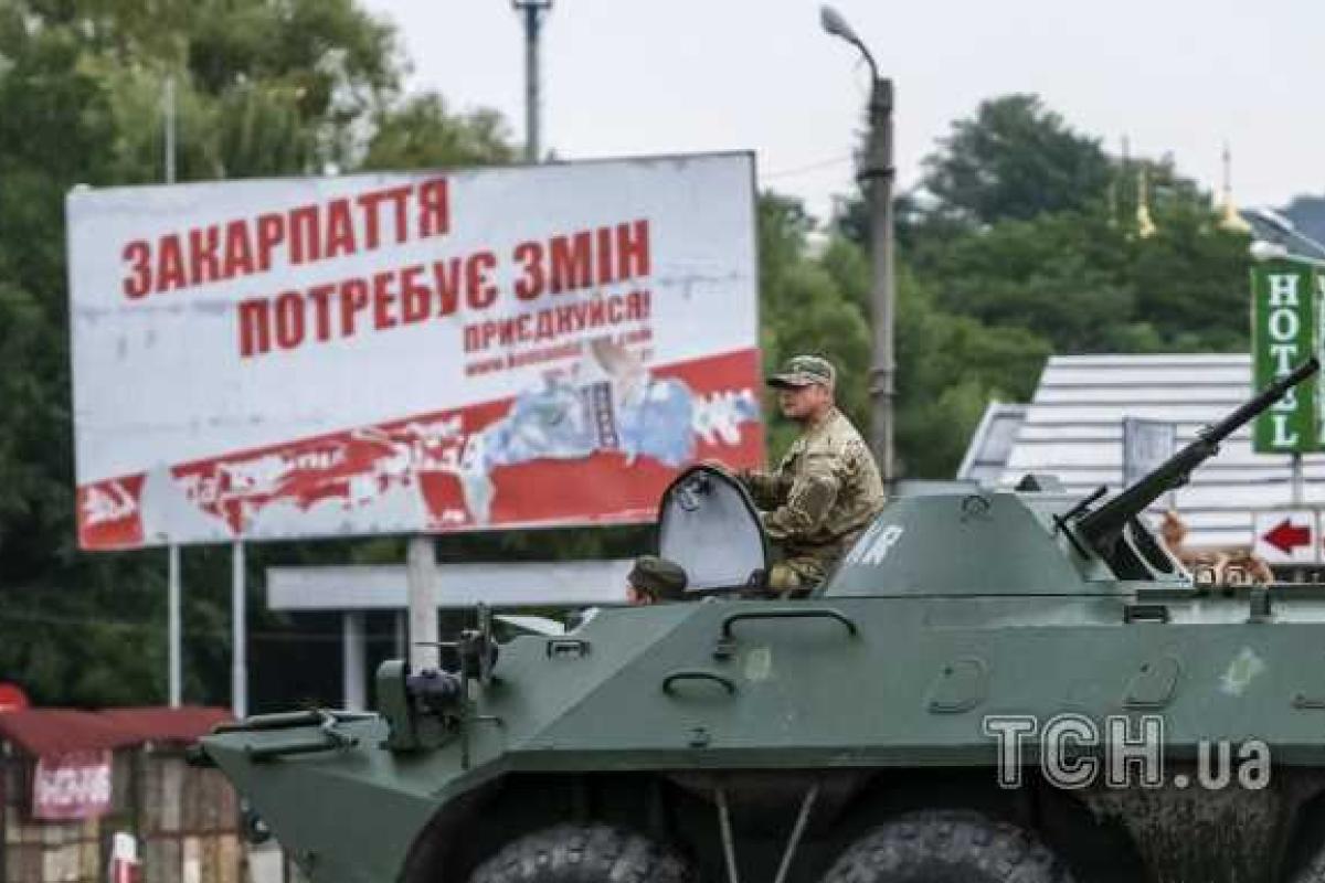 В селах под Мукачево появилась военная техника и люди с оружием В селах под Мукачево появилась военная техника и люди с оружием
