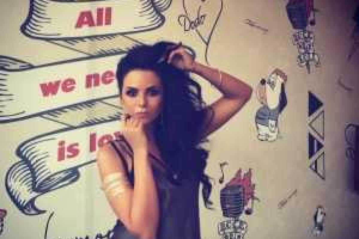 Настя Каменских появилась на "лавандовой свадьбе" подруги в изысканном платье