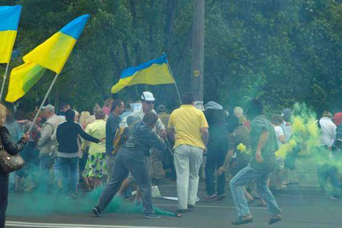 Акция протеста в Днепропетровске закончилась избиением активистов радикалами в балаклавах 