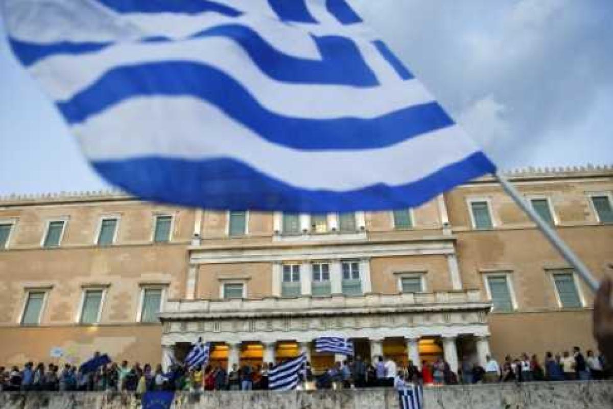 Греки активно голосуют на референдуме 