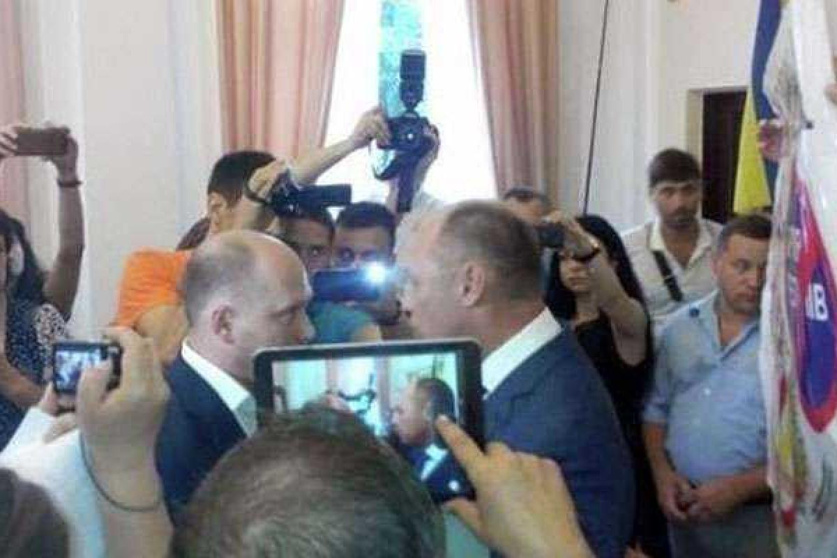 Сессия Полтавского горсовета была сорвана: депутаты решили "помахаться на кулаках" Сессия Полтавского горсовета была сорвана: депутаты решили "помахаться на кулаках"