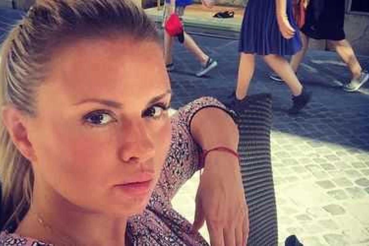 Анна Семенович нежится в отпуске и демонстрирует поклонникам роскошный загар