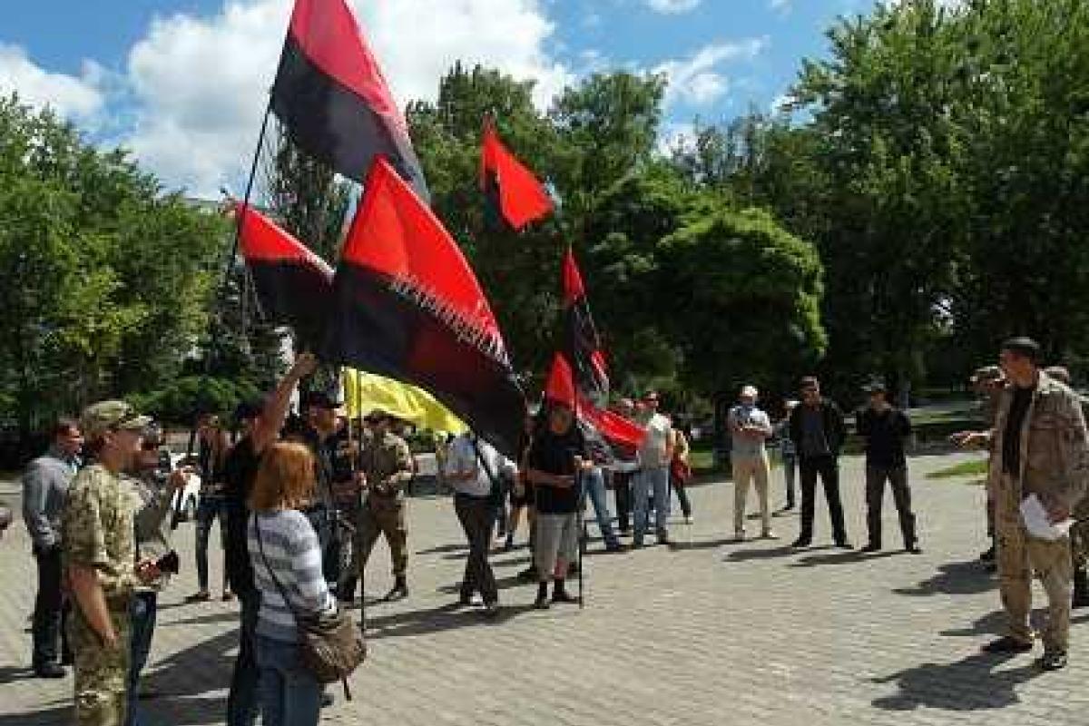 Активисты Мариуполя и Краматорска поддержали требования "Правого сектора"