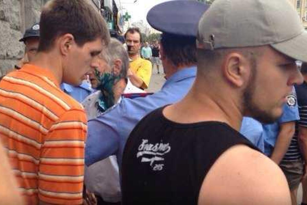 В Харькове активисты зеленкой "разукрасили" депутата-коммуниста