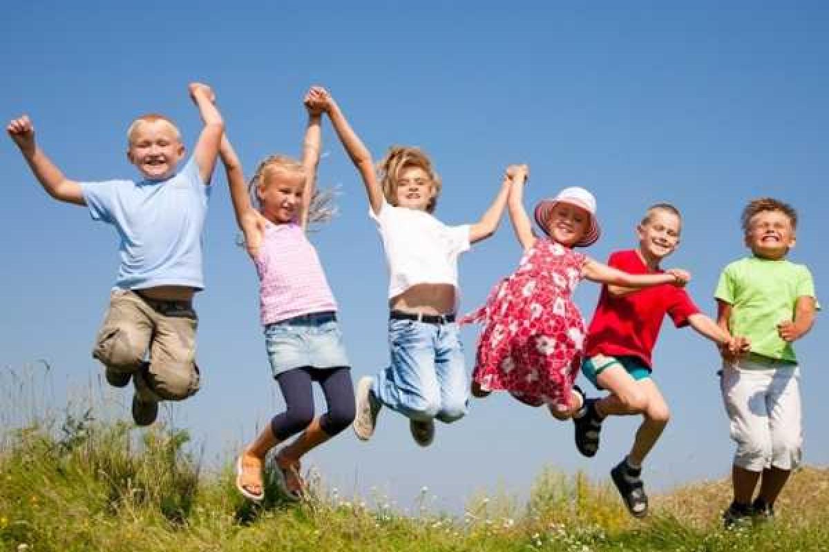 Детский лагерь "Заря", расположенный в Кременских лесах радушно встретил вторую смену детей