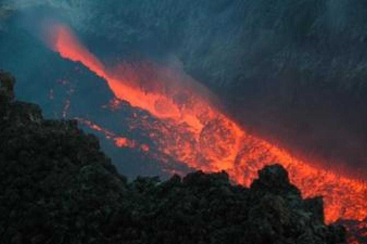 Вулкан Раунг вновь "активничает": аэропорт Бали снова закрыли