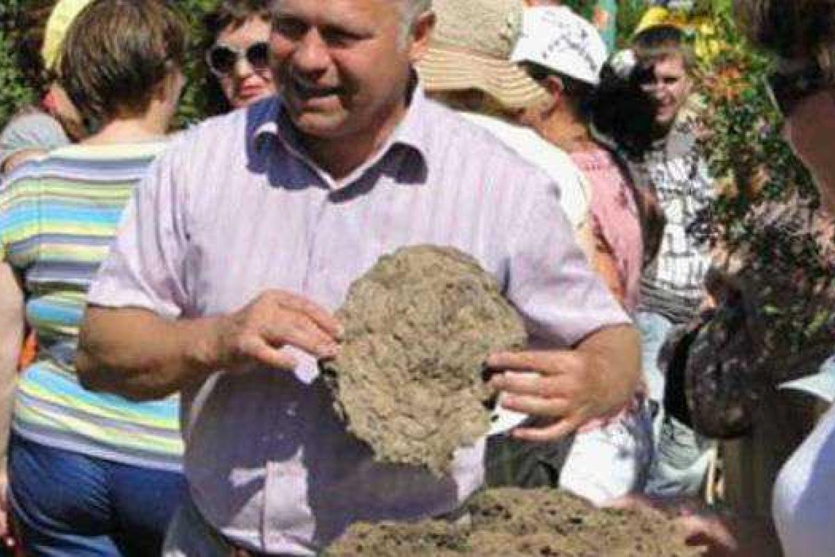 Российские забавы: в Пермском крае провели фестиваль по метанию коровьих "лепешек"