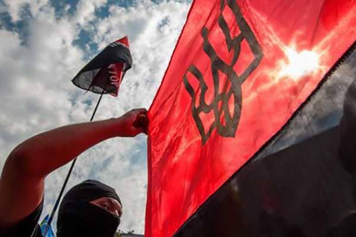 Из Львова на подмогу собратьям в Закарпатье отправилась сотня бойцов "Правого сектора"