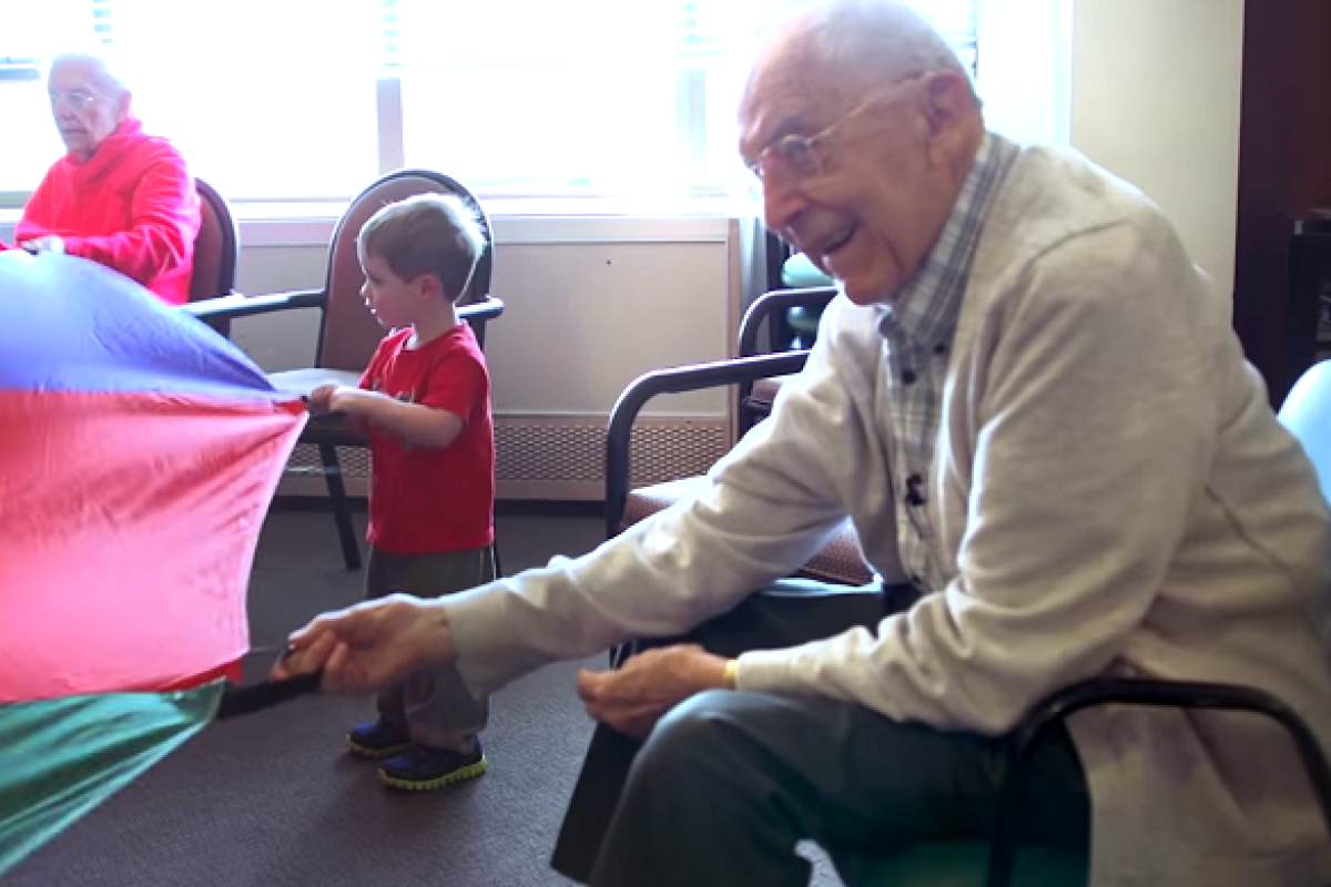 Эксперимент, позволяющий дольше прожить и многому научиться: дом престарелых плюс детский сад