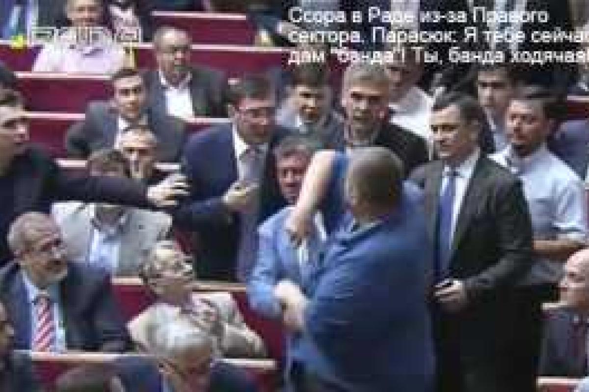 В Верховной Раде снова разнимали депутатов: Мосийчук чуть не подрался с Луценко