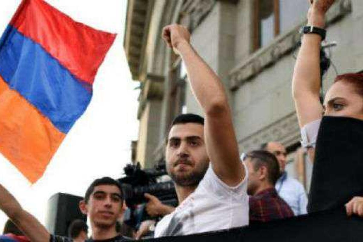 В Армении протесты активистов "расползаются" по стране, оппозиционеры едут в Гюмри В Армении протесты активистов "расползаются" по стране, оппозиционеры едут в Гюмри