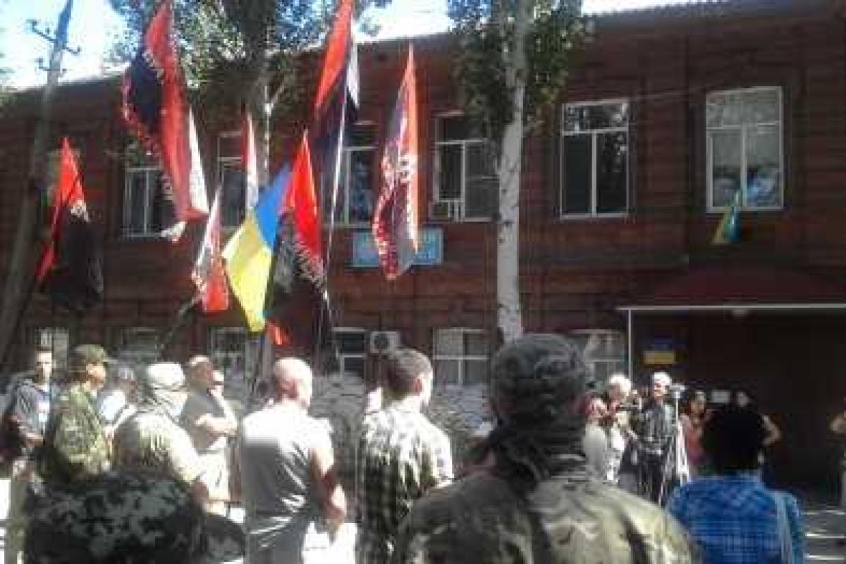 Сторонники "Правого сектора" провели пикет в Мариуполе Сторонники "Правого сектора" провели пикет в Мариуполе