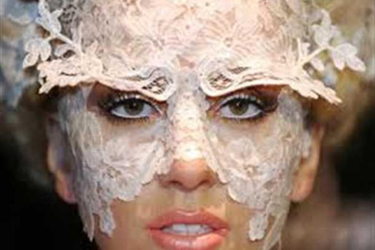 Леди Гага в этот раз шокировала не только публику, но и своего возлюбленного