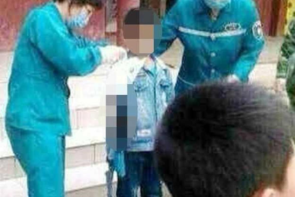 Увлекательная поездка в зоопарк закончилась трагедией: медведь откусил мальчику руку Увлекательная поездка в зоопарк закончилась трагедией: медведь откусил мальчику руку