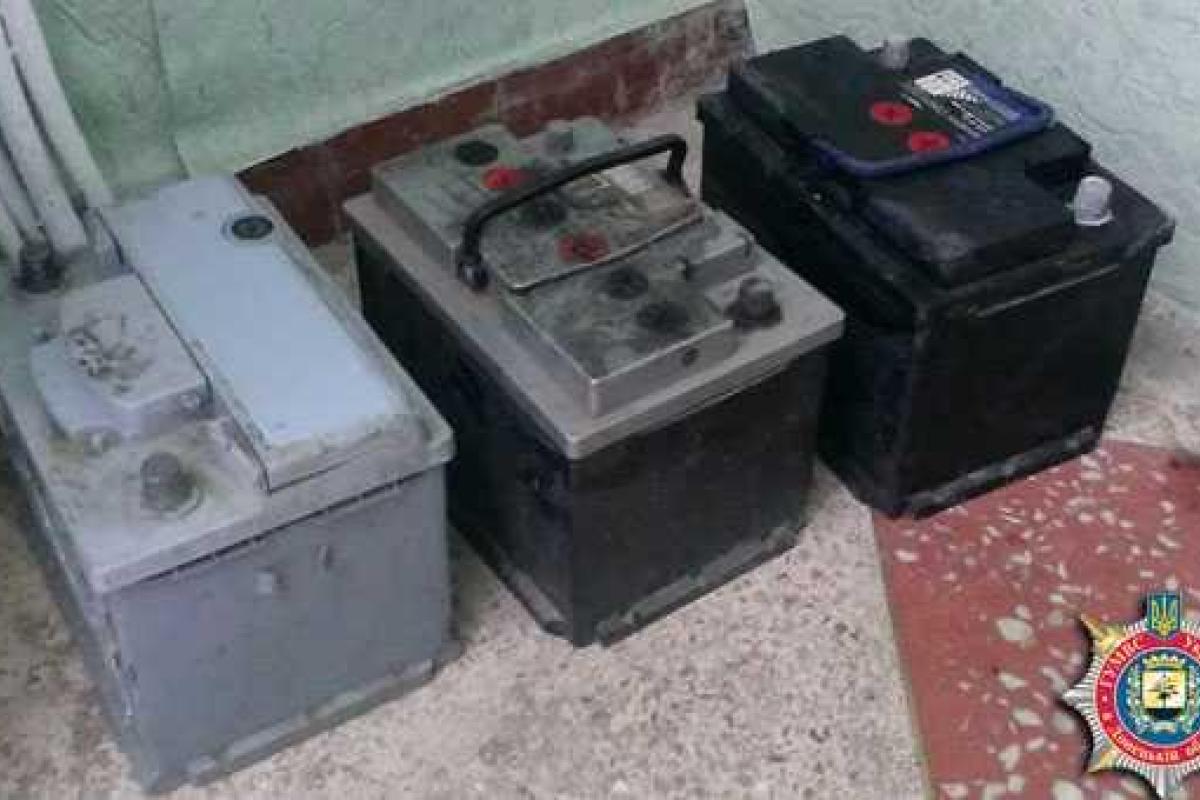 Правоохранители Славянска задержали злоумышленника, кравшего из авто аккумуляторы Правоохранители Славянска задержали злоумышленника, кравшего из авто аккумуляторы