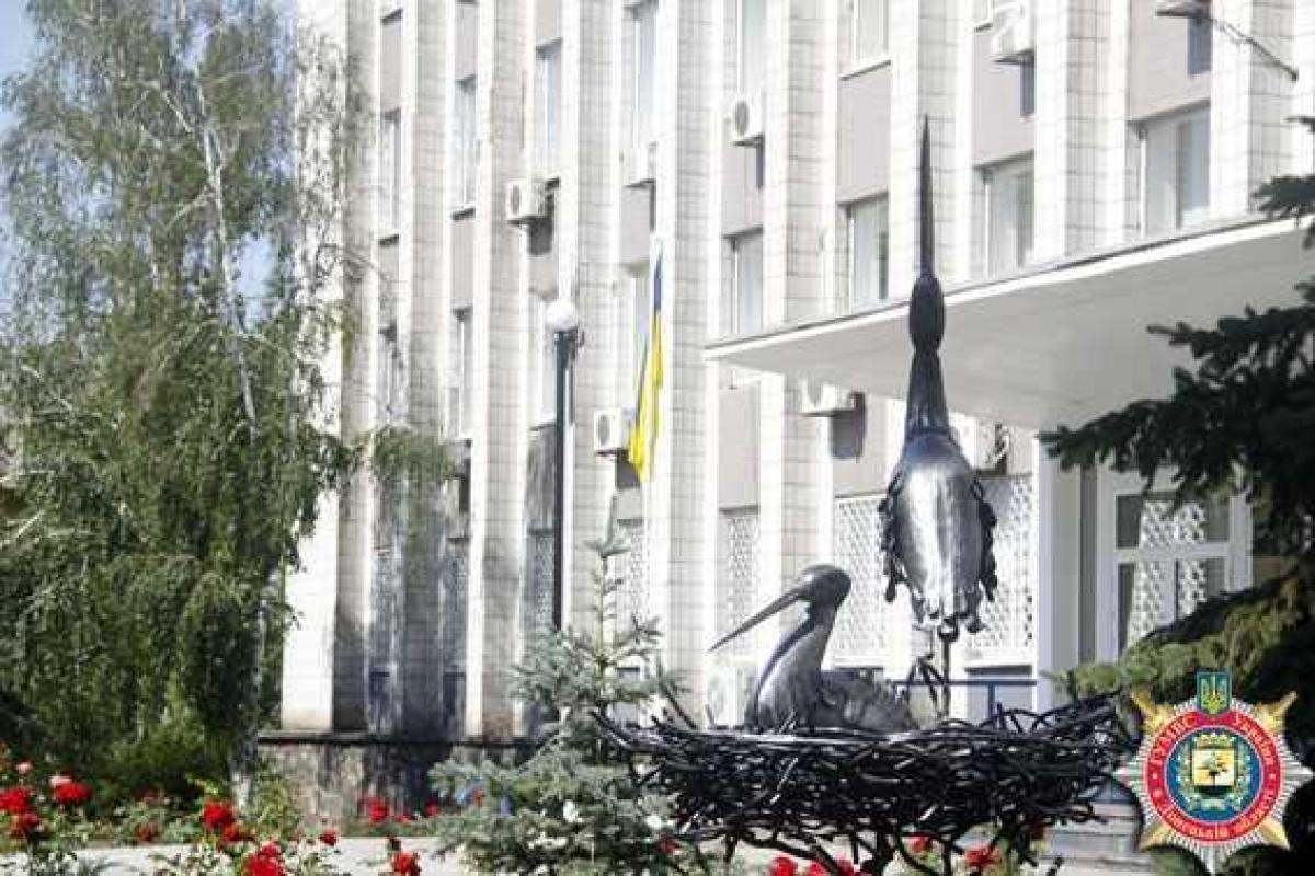 Мариупольские кузнецы создали скульптуру, которую установили у ГУ МВД Донетчины Мариупольские кузнецы создали скульптуру, которую установили у ГУ МВД Донетчины