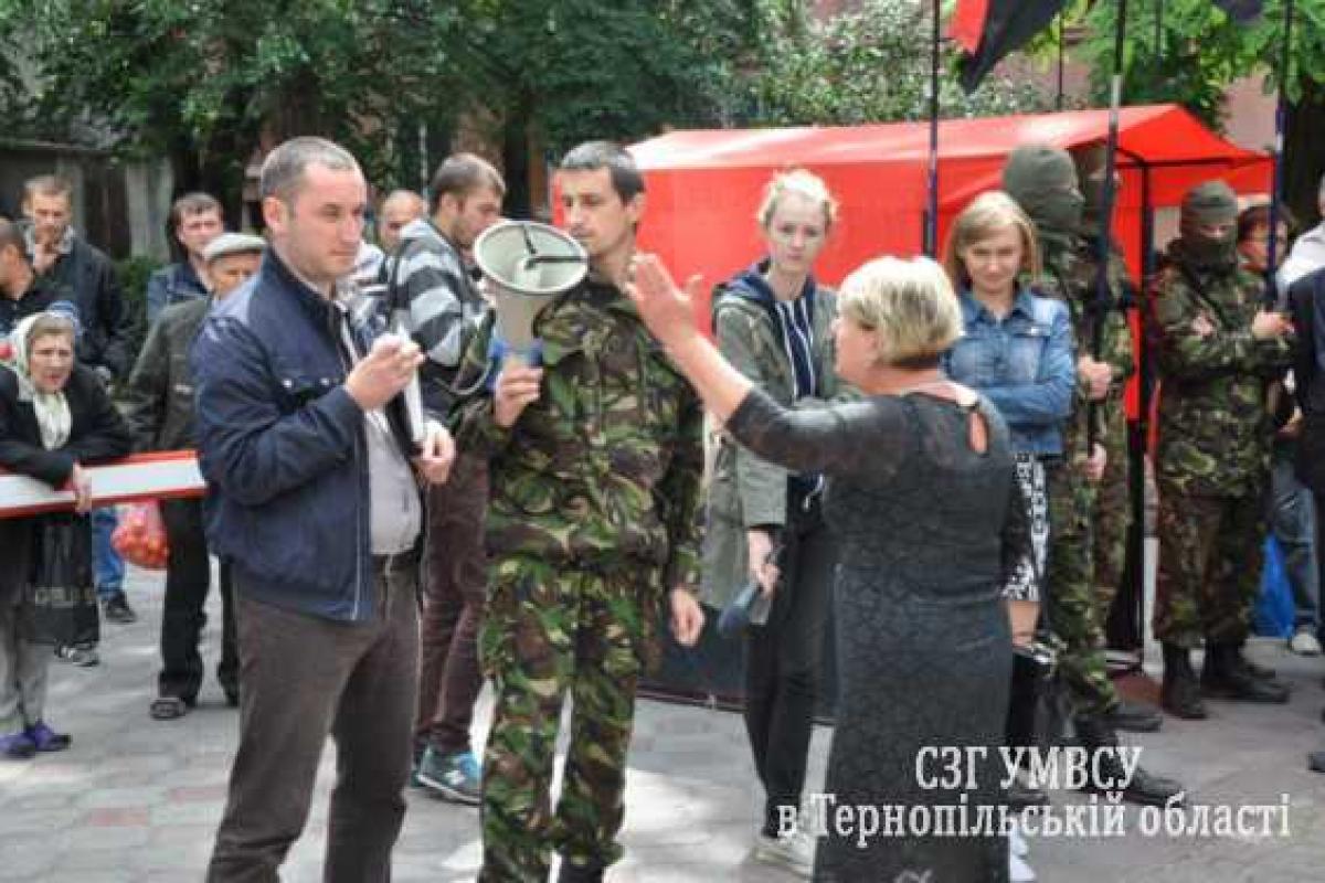 На Тернопольщине представители "Правого сектора" и общественность провели мирную акцию На Тернопольщине представители "Правого сектора" и общественность провели мирную акцию