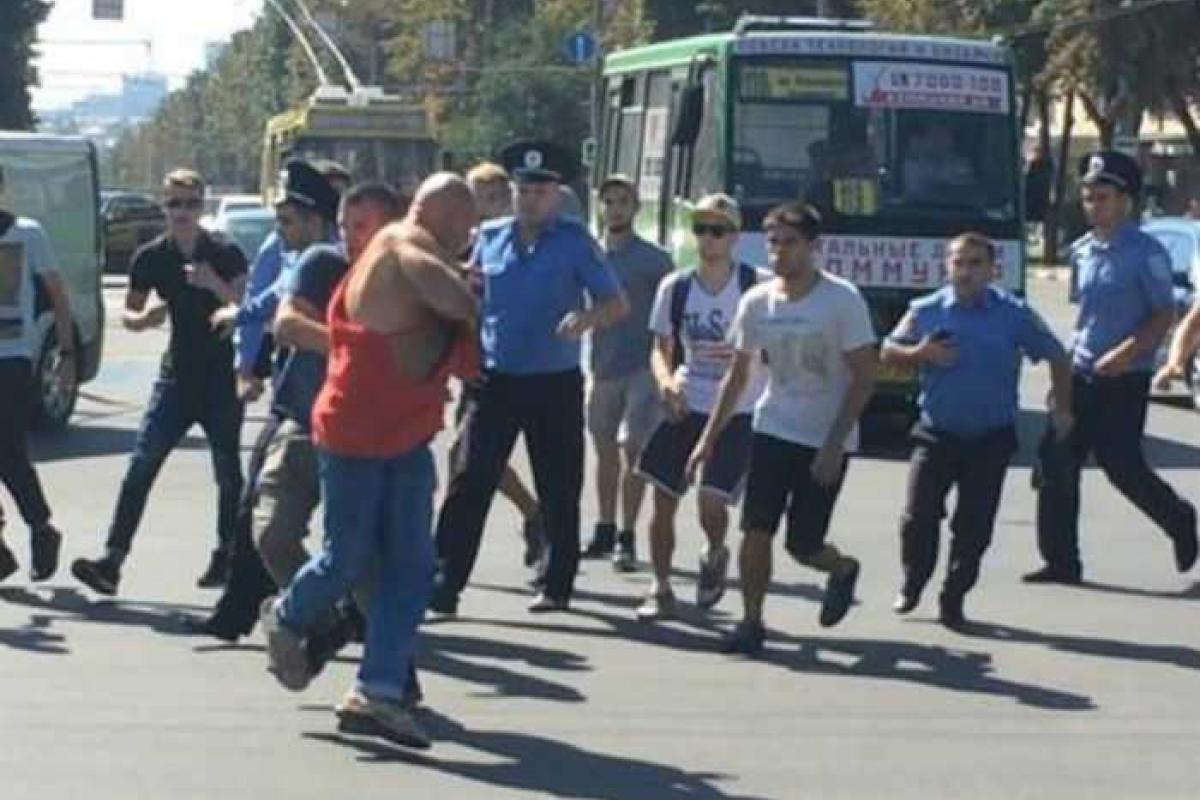 Красная футболка с надписью "СССР" прямо на мужчине превратилась в лахмотья благодаря харьковским активистам Красная футболка с надписью "СССР" прямо на мужчине превратилась в лахмотья благодаря харьковским активистам