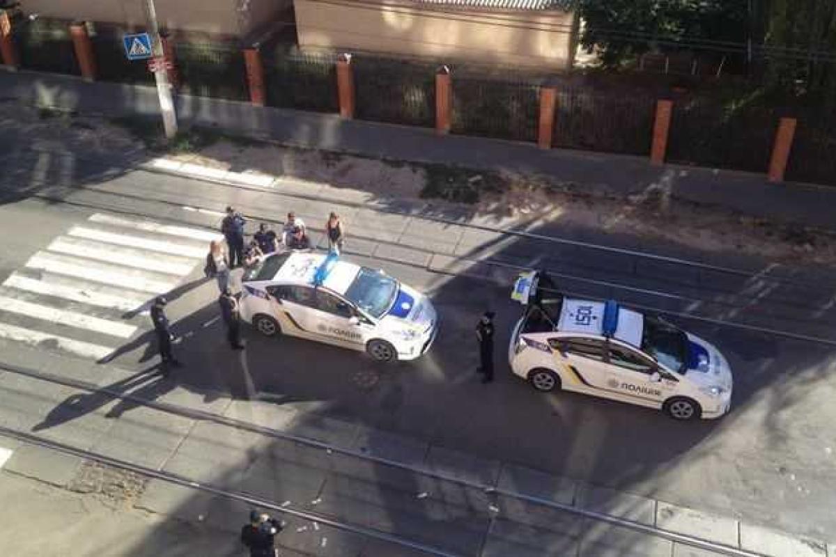 Столичные полицейские показали, как водитель Bentley осыпал их долларами Столичные полицейские показали, как водитель Bentley осыпал их долларами