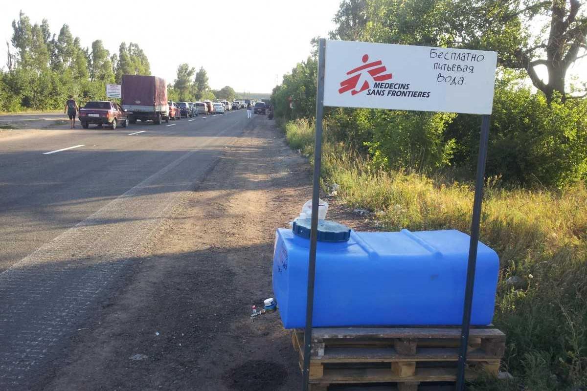 На Донетчине для ожидающих очереди на блокпосту открыли пункт раздачи питьевой воды На Донетчине для ожидающих очереди на блокпосту открыли пункт раздачи питьевой воды