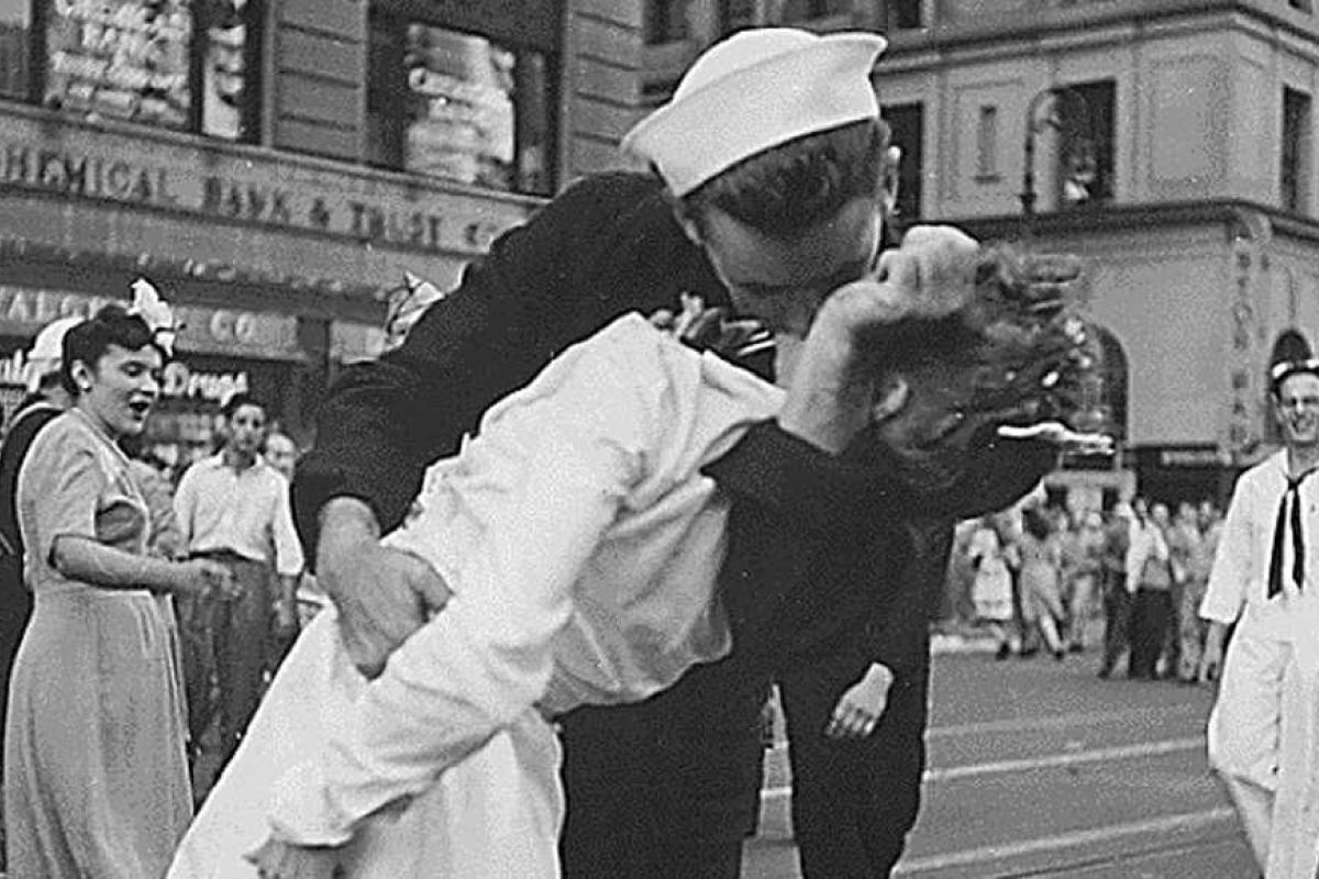 В Нью-Йорке сотни пар повторили знаменитый поцелуй с фотографии Альфреда Эйзенштадта В Нью-Йорке сотни пар повторили знаменитый поцелуй с фотографии Альфреда Эйзенштадта