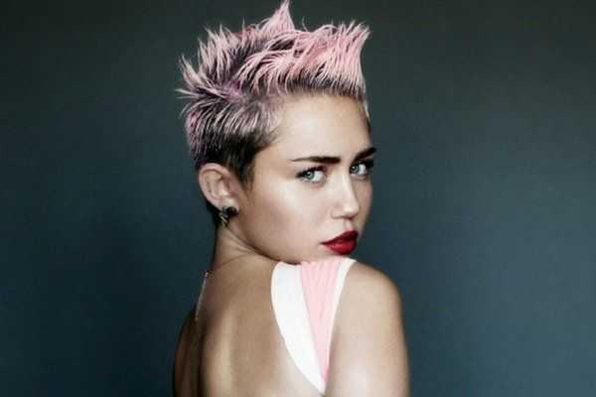 Скандальная Майли Сайрус повергла в шок своим полностью обнаженным сэлфи