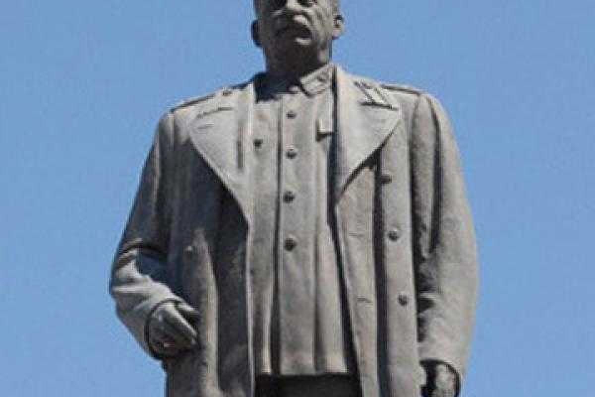 Мечта сбылась: житель Грузии установил 6-метровый памятник Сталину во дворе собственного дома Мечта сбылась: житель Грузии установил 6-метровый памятник Сталину во дворе собственного дома