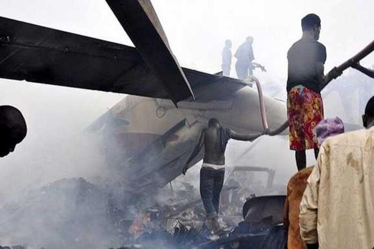 На жилой дом в Нигерии рухнул военный самолет, есть жертвы На жилой дом в Нигерии рухнул военный самолет, есть жертвы