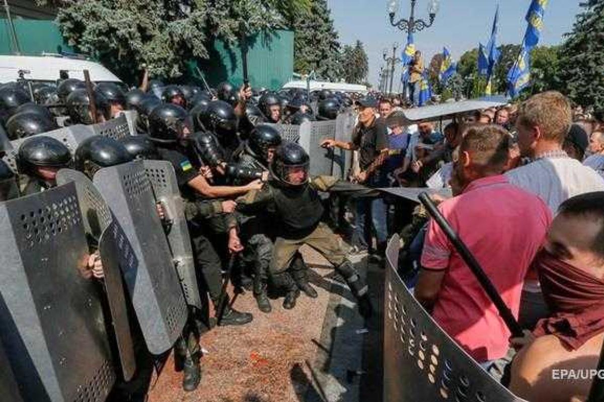 В Сети появилось новое видео момента взрыва под стенами Парламента, "гранатометчик" задержан В Сети появилось новое видео момента взрыва под стенами Парламента, "гранатометчик" задержан